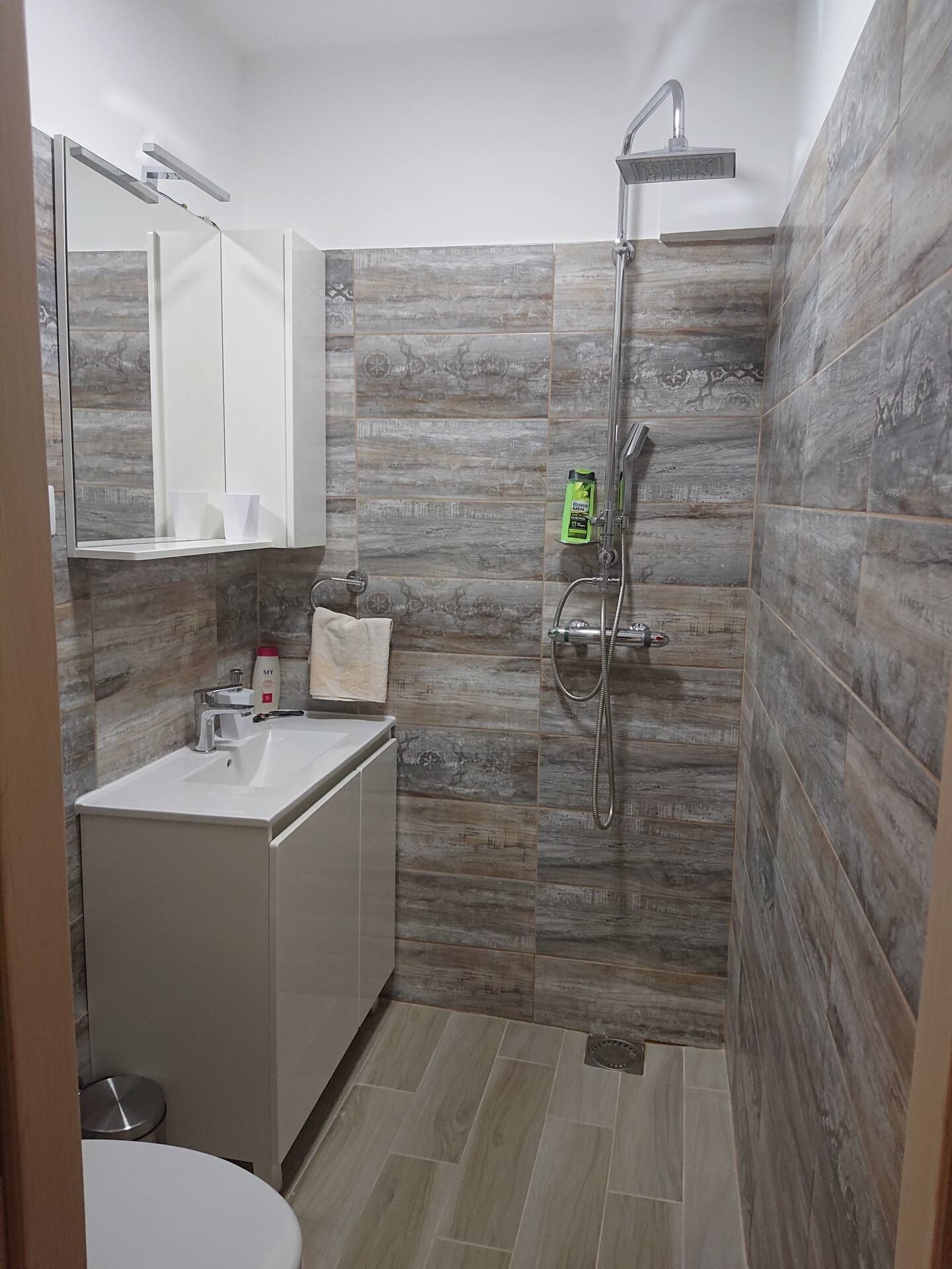 Secondo bagno con doccia e mobile lavabo