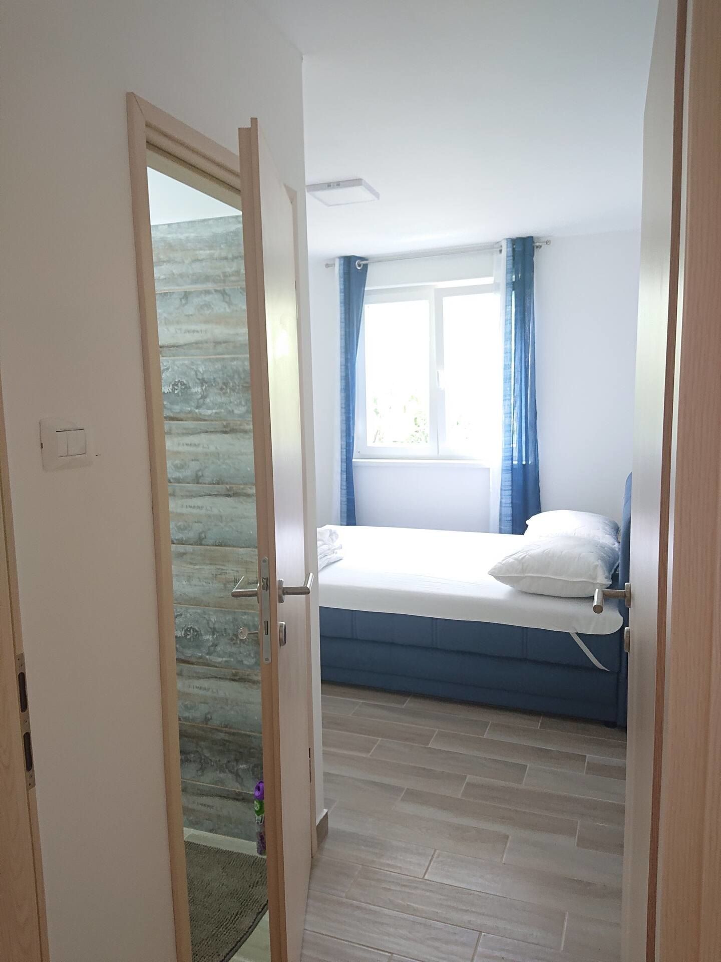 Camera con un letto vicino alla finestra, vista dalla porta
