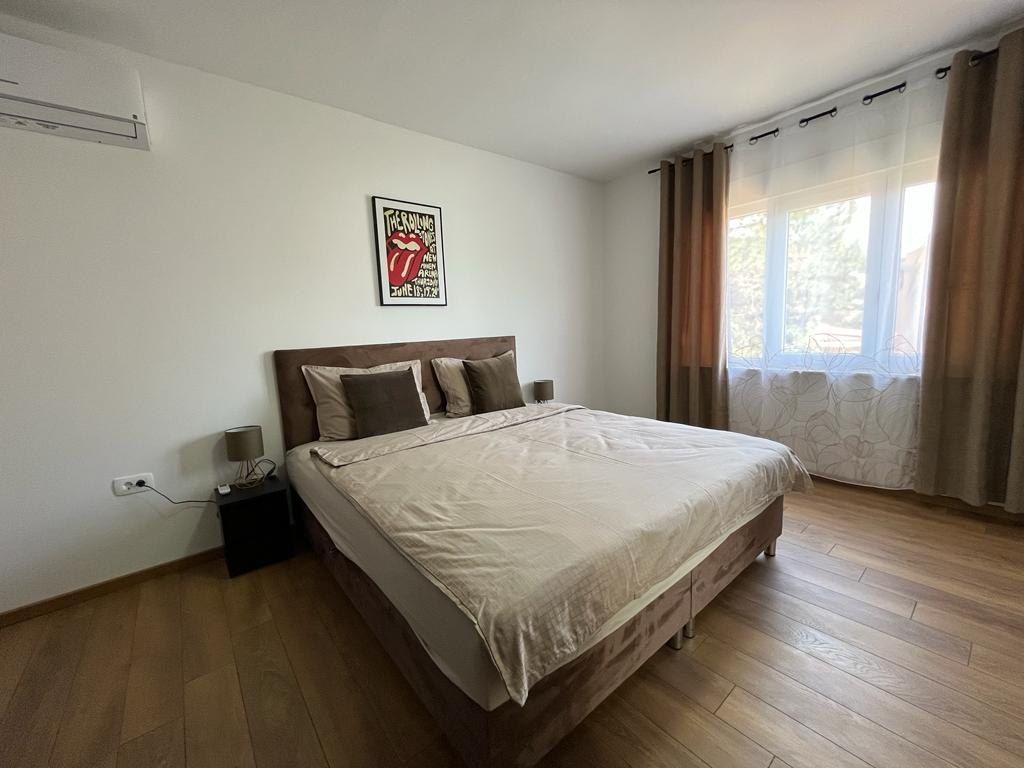 Prima camera con letto queen size e lunghe tende