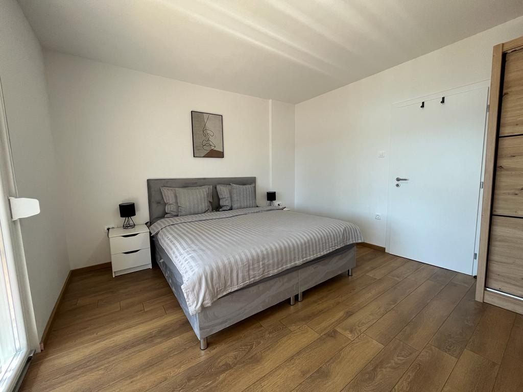 Seconda camera con letto queen size e lampade sui comodini